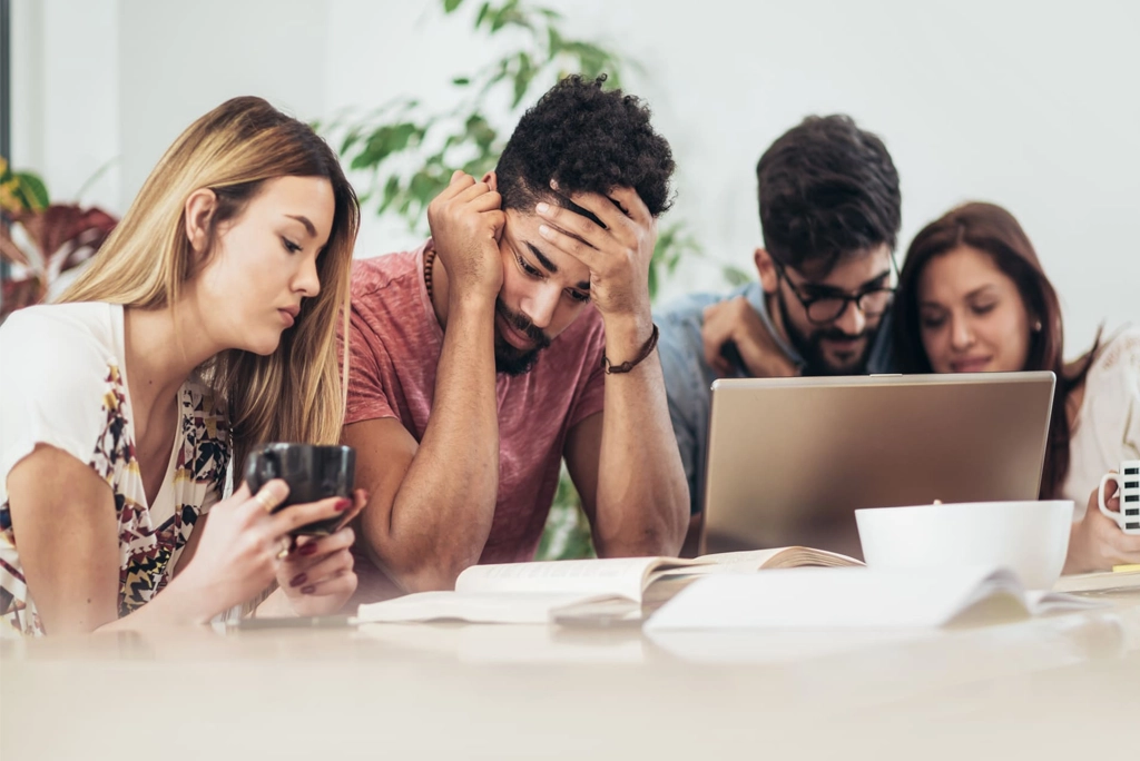Grupo de jóvenes universitarios aplicando consejos prácticos para elegir tu tema de tesis