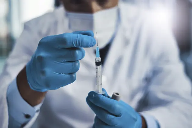 Representación médica del anticonceptivo masculino ADAM, un hidrogel inyectable que bloquea el esperma sin hormonas y dura 2 años.