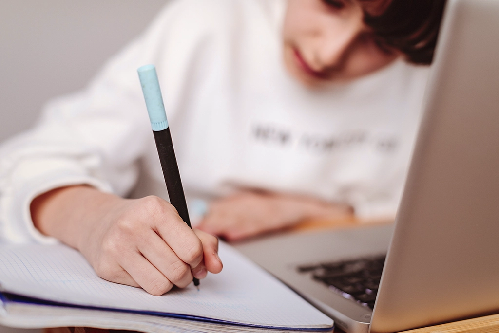 App para hacer ensayos bien estructurados con IA: herramienta digital para estudiantes universitarios que necesitan redactar trabajos académicos rápidamente.