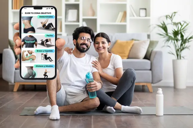 Jóvenes mostrando apps para hacer ejercicio en casa o en gym
