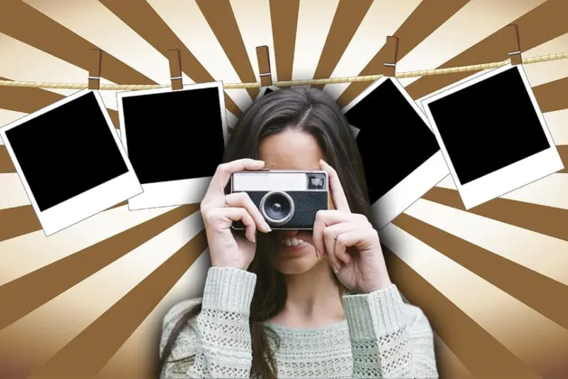 Mujer sosteniendo una cámara vintage frente a una serie de fotos tipo Polaroid, simbolizando la edición fotográfica.