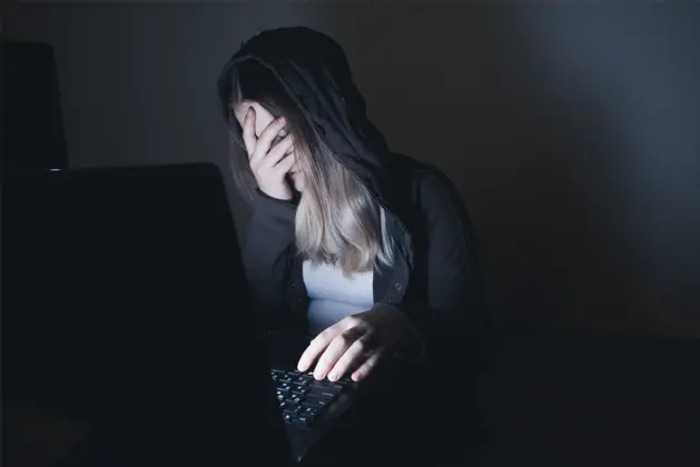 Ilustración representativa sobre la violencia digital y el acoso en línea, mostrando la importancia de identificar estas agresiones y poner límites, inspirado en casos relevantes como el de Belinda.
