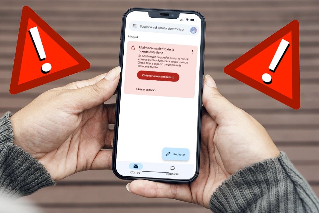 un teléfono mostrando la app Gmail que solicita al usuario liberar espacio de almacenamiento.
