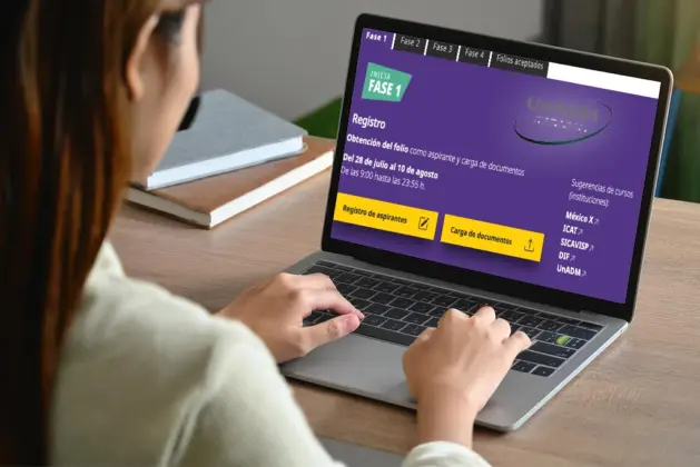 Estudiante realizando su registro UnADM 2025 en computadora portátil, proceso de inscripción en línea para la Universidad Abierta y a Distancia de México
