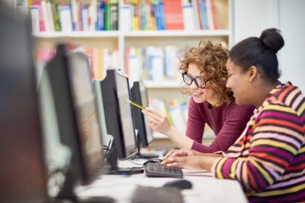 Estudiante UNAM revisando convocatoria CUAED, programa de becas para transformación digital en educación
