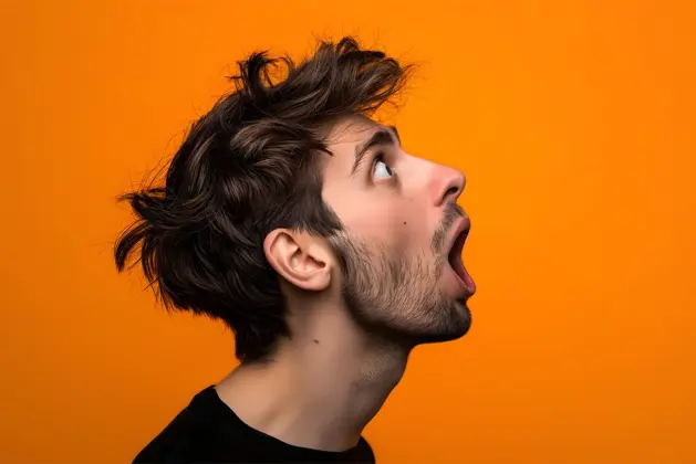 joven sorprendido por Cosas desmentidas por la ciencia que creías ciertas