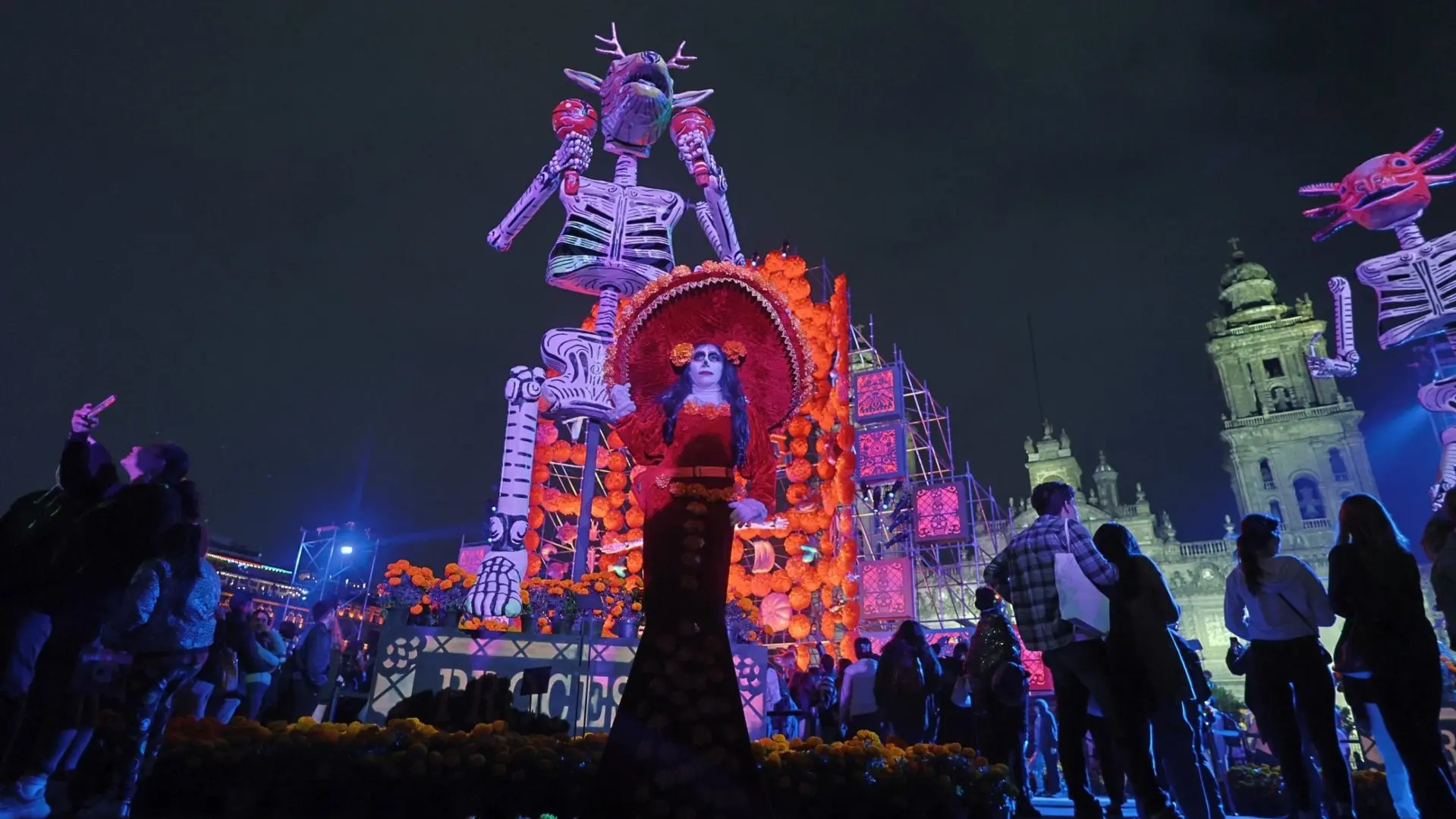 Artistas diseñando la Ofrenda Monumental 2025 en el Zócalo de la Ciudad de México, un homenaje a 700 años de historia y tradición del Día de Muertos