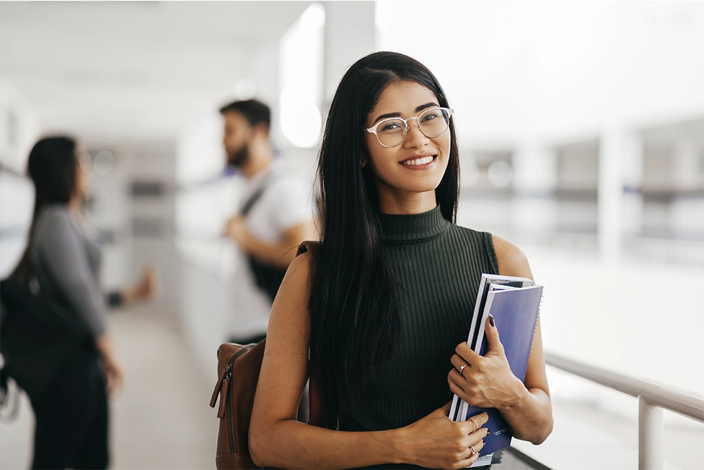 Estudiante revisando opciones de carreras más baratas en universidades privadas de México con buena rentabilidad