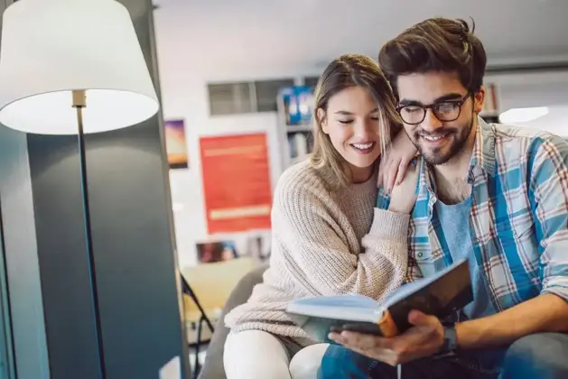 Cuáles son las ventajas y desventajas de tener una pareja en la universidad