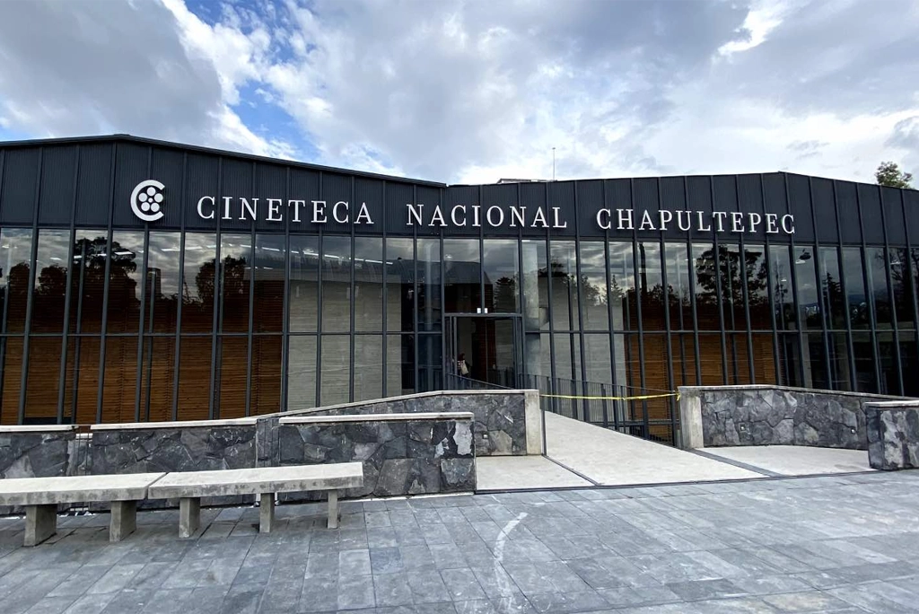 Fachada moderna de la Cineteca Nacional Chapultepec, un nuevo espacio cultural en CDMX con salas de cine, funciones gratis y tecnología de última generación.