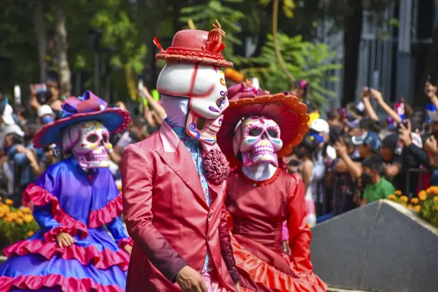 Personas vestidas de calaveras con trajes coloridos desfilan en el Mega Desfile de Día de Muertos en Ciudad de México