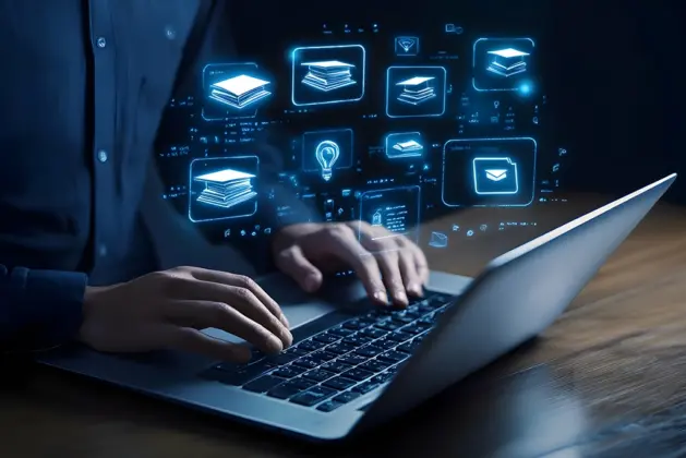 imagen de una persona frente a una computadora observando los diferentes tipos de cursos para potenciar los conocimientos de los universitarios.