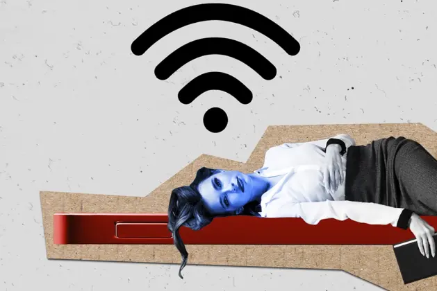Persona recostada en un símbolo de WiFi desconectado, representando la dependencia digital y la vida sin Wi-Fi.