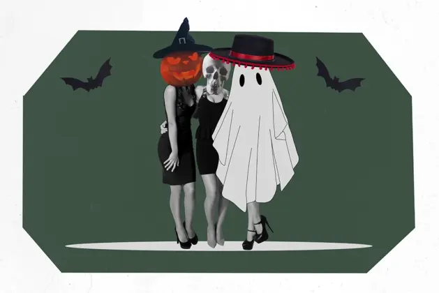 Dos mujeres en disfraces de Halloween, una con una cabeza de calabaza y otra vestida de fantasma con sombrero, posando juntas en un fondo oscuro con murciélagos.