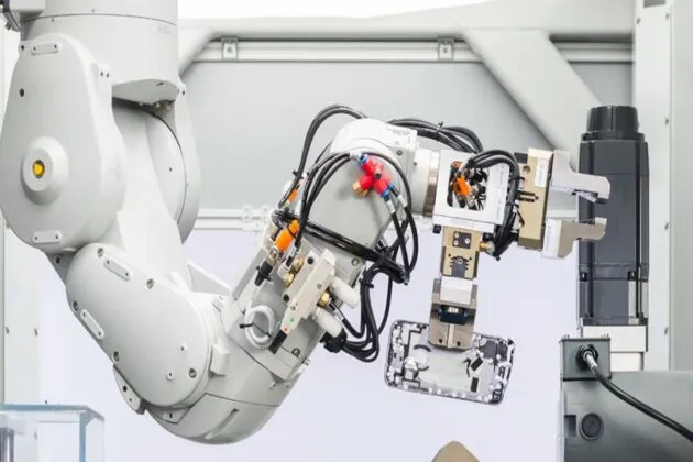 Ella es Daisy, la robot de Apple que recicla smartphones