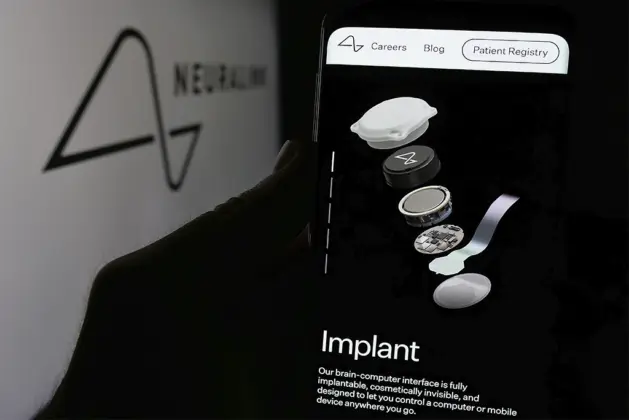 chips cerebrales Neuralink controlados por un teléfono