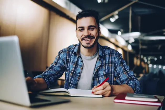 joven estudiante con la Beca que la UNAM ofrece para titulación en el extranjero con hasta 120 mil pesos