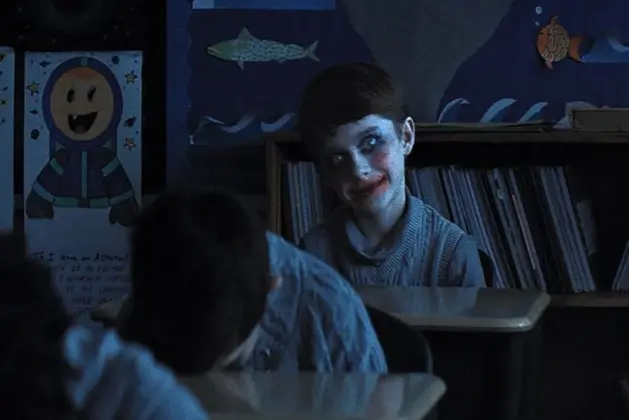 Escena de la película La Hora de la Desaparición, donde se observa la silueta de una figura misteriosa observándolos