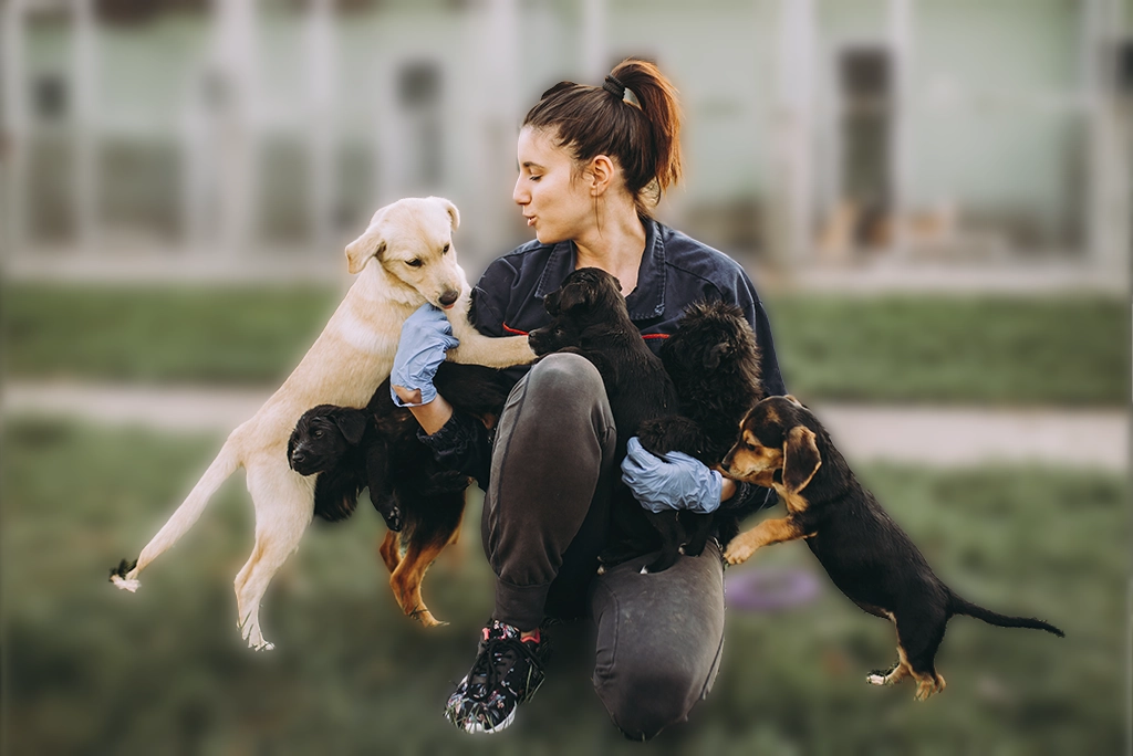 Estudiante sonriente con su perro en la guardería canina de la UNACH, un servicio innovador para dueños de mascotas en Chiapas