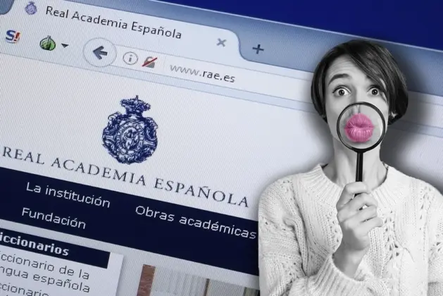 Mujer observando con una lupa frente a la página web de la RAE, destacando el análisis de expresiones aceptadas por la RAE.
