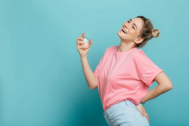 Haz que el aroma de tu perfume dure colocándolo en estas áreas de tu cuerpo