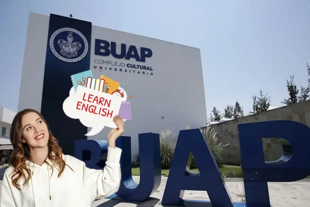 Estudiante sonriente en clase de idiomas en la BUAP, con libros y banderas de diferentes países de fondo – convocatoria abierta para cursos de idiomas 2025