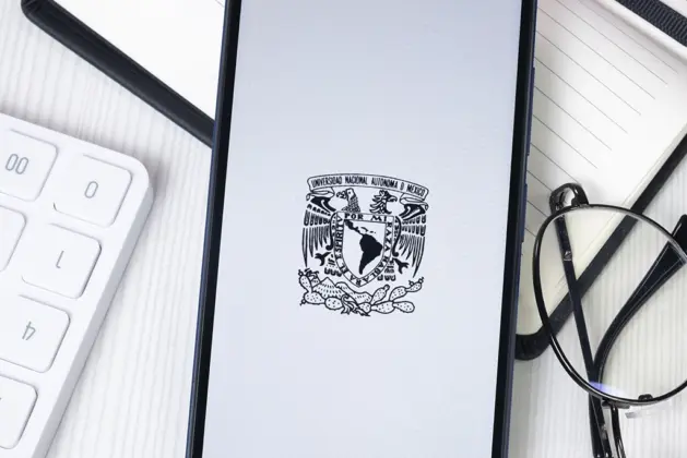 Logo de la UNAM en un smartphone, representando la nueva convocatoria que lanzará para ciertos estados de la República Mexicana