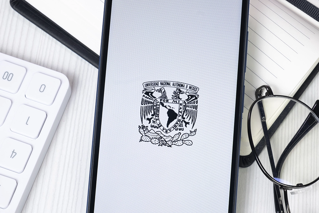 Logo de la UNAM en un smartphone, representando la nueva convocatoria que lanzará para ciertos estados de la República Mexicana