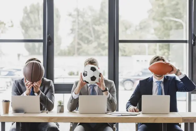 imagen de tres personas en el mundo laboral poniendo a prueba habilidades relacionadas con los deportes
