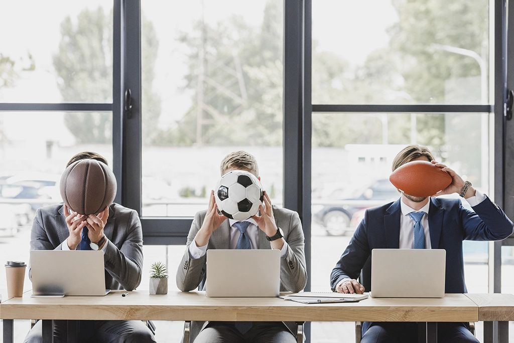 imagen de tres personas en el mundo laboral poniendo a prueba habilidades relacionadas con los deportes