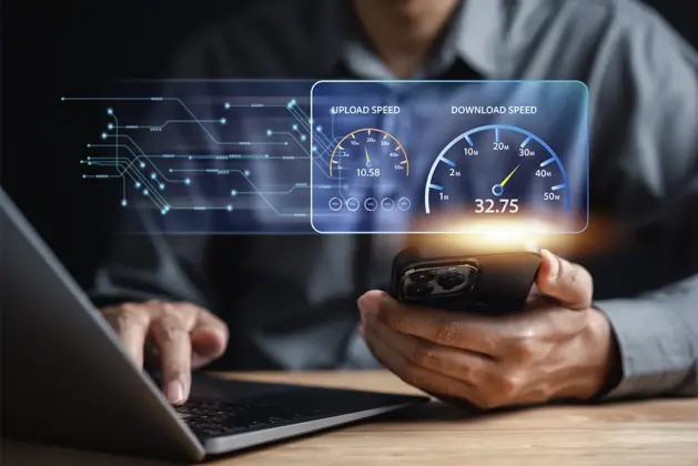 Persona con un teléfono en mano revisando la velocidad de su internet movil