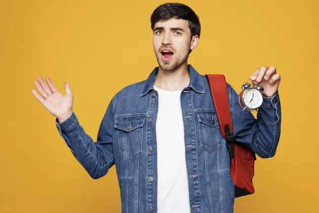 Joven estudiante con mochila y reloj en mano analizando opciones de mejores carreras cortas después de la preparatoria, con un enfoque en empleabilidad y crecimiento profesional
