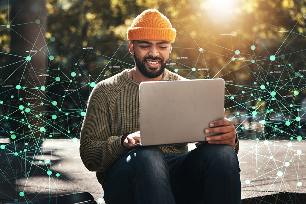 Estudiante de ingeniería revisando certificación digital en laptop - Microcredencial para estudiantes de ingeniería de Siemens con enfoque en IA, IoT y sostenibilidad.