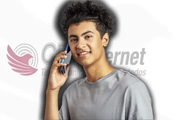 Joven sonriente usando su smartphone con conexión a internet, representando los paquetes de internet CFE económicos y accesibles para todos
