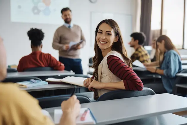 Jóvenes estudiantes universitarios celebrando con alegría su ingreso a la universidad, representando el éxito de obtener un lugar gracias al pase directo BUAP
