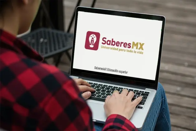 Joven profesional utilizando una laptop para acceder a los cursos y certificaciones disponibles en la plataforma Saberes MX de la SEP.