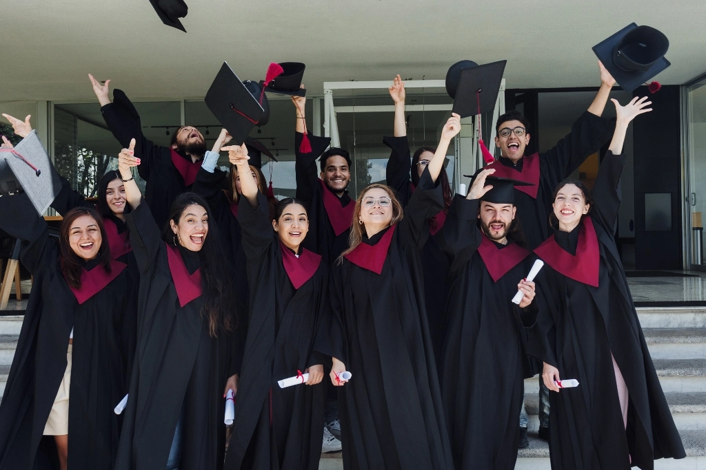 Joven mexicano celebrando obtener un título universitario, simbolizando superación y oportunidades educativas