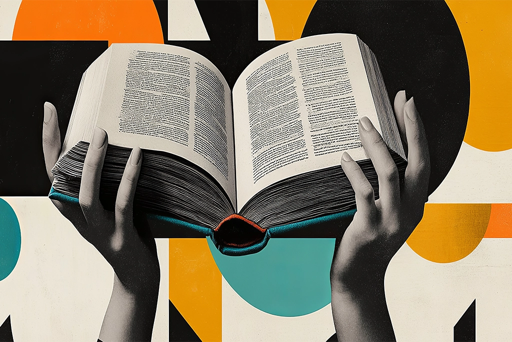Manos sosteniendo un libro abierto que evoca el característico olor de los libros antiguos, destacado sobre un fondo abstracto y colorido.