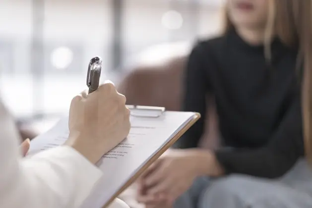 Joven psicólogo analizando si puede ejercer como psicoterapeuta con su título en psicología y psicoterapeuta