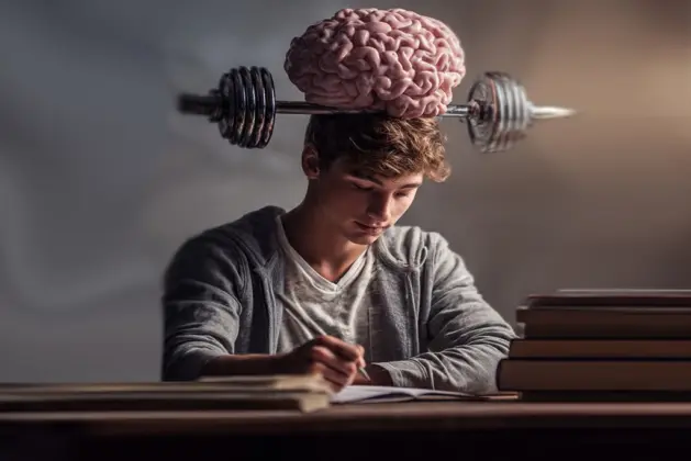 Joven universitario realizando un ejercicio de gimnasia cerebral, specifically el "gateo cruzado", en un entorno casual y moderno, representando la técnica para mejorar la concentración y la memoria.