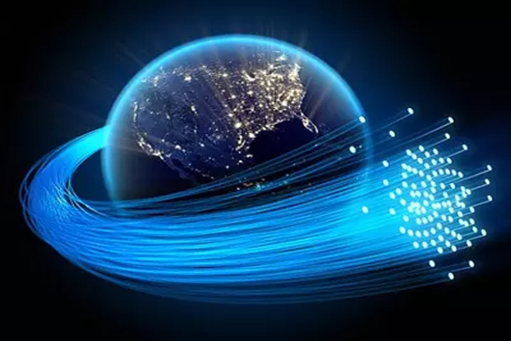 Ilustración conceptual de un petabit: fibras ópticas multinúcleo emitiendo luz a alta velocidad con gráficos de datos fluyendo, representando el récord de transmisión de datos de Japón.