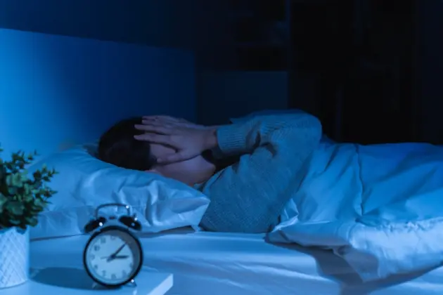 Joven despertando sorprendido a las 3 am: Causas científicas del fenómeno de despertar en la madrugada.