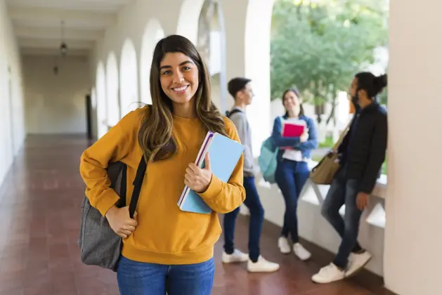 Fotografía de joven que planea estudiar con una beca en el extranjero