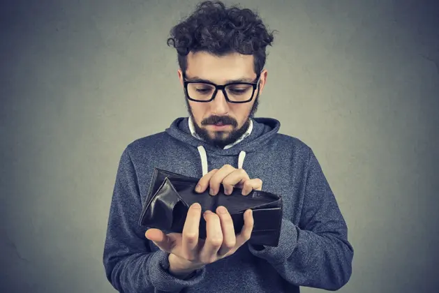 Joven viendo su cartera, después de estudiar alguna de las carreras con mas desempleo