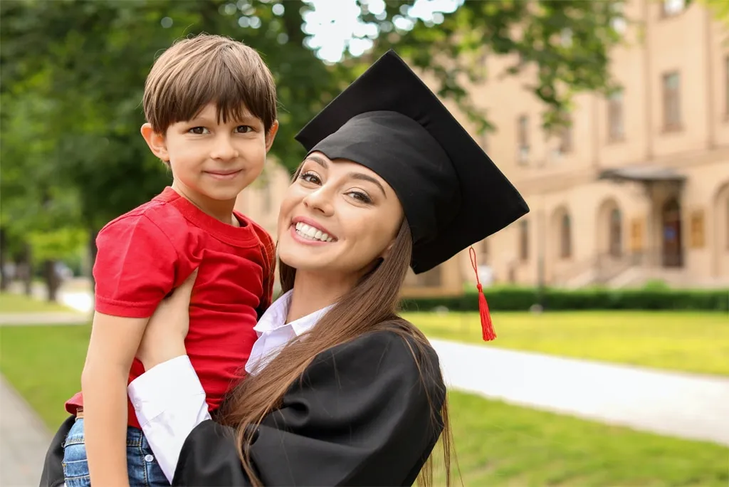 Ser estudiante universitaria y madre simultáneamente: claves de éxito