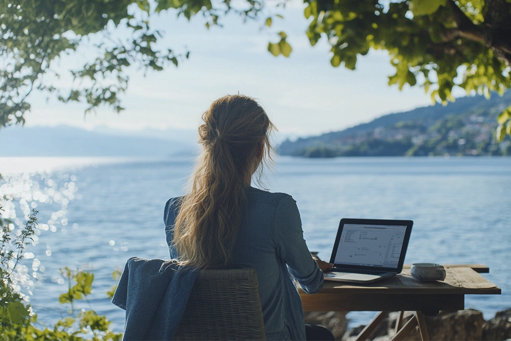 Joven trabajando con laptop en la playa, ilustración de trabajo remoto en vacaciones con libertad y flexibilidad