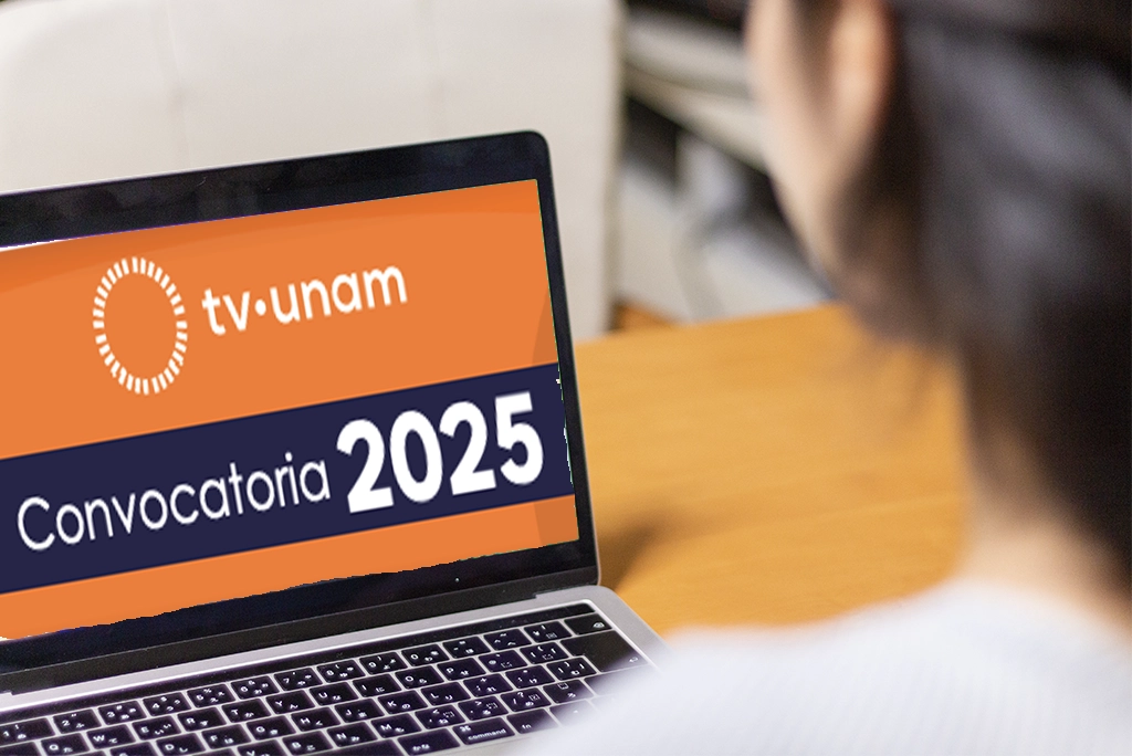 Joven universitario revisando guiones en un set de grabación como parte del programa para trabajar en TV UNAM mediante becas 2025