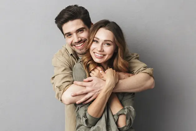 Joven pareja mostrando uno de los tipos de abrazos que existen