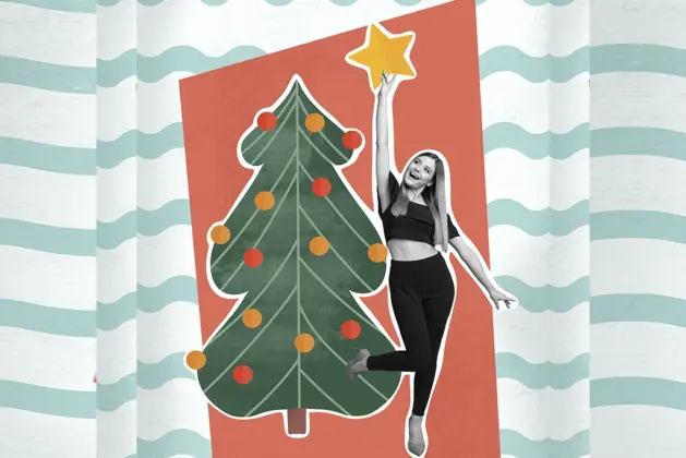 Joven decorando un árbol de Navidad con anticipación para disfrutar de las fiestas desde temprano.