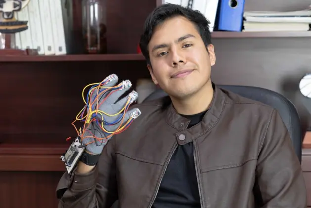 Estudiante mexicano muestra un prototipo de traductor de lenguaje de señas en forma de guante, diseñado para facilitar la comunicación con personas sordas.